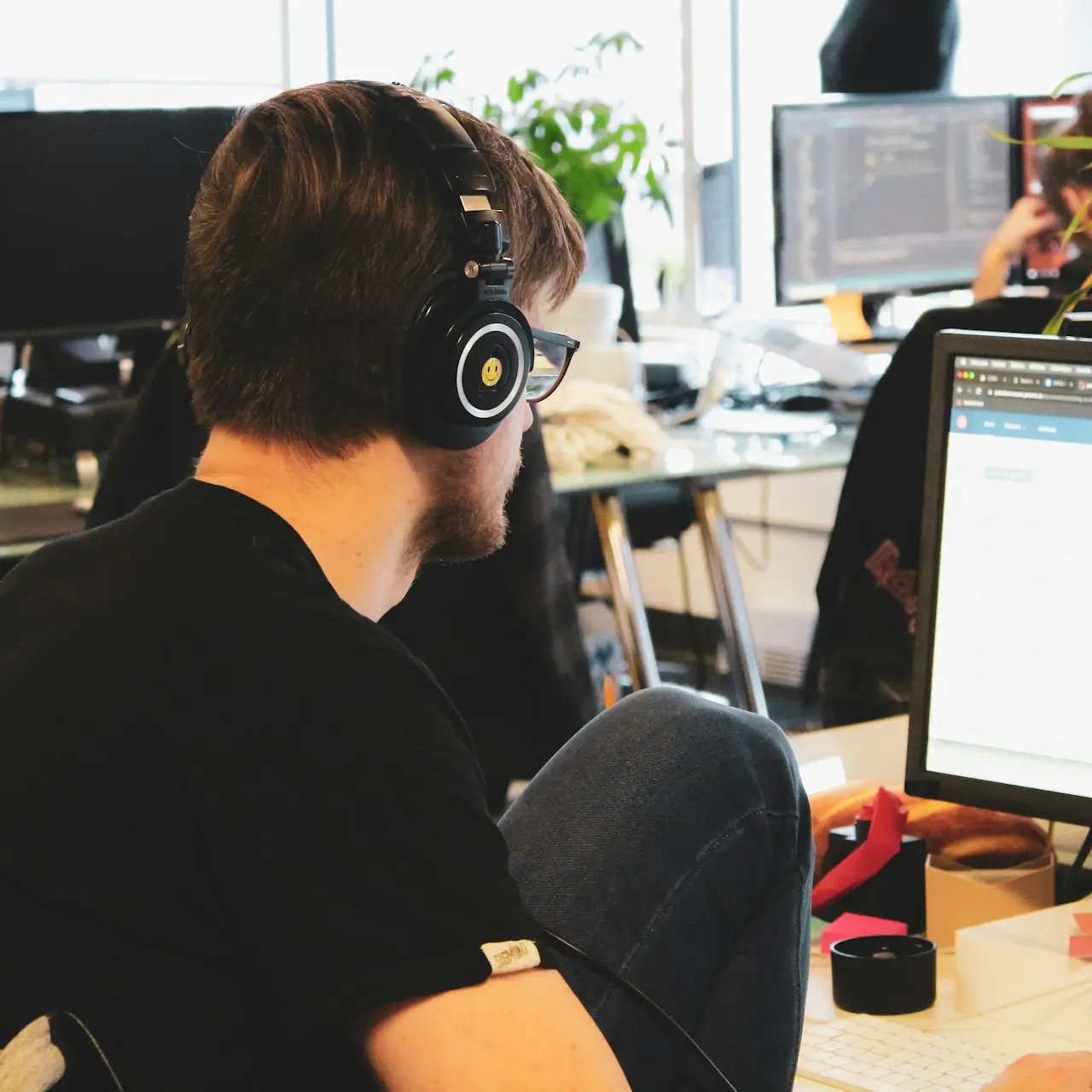 man in black shirt wearing black headphones